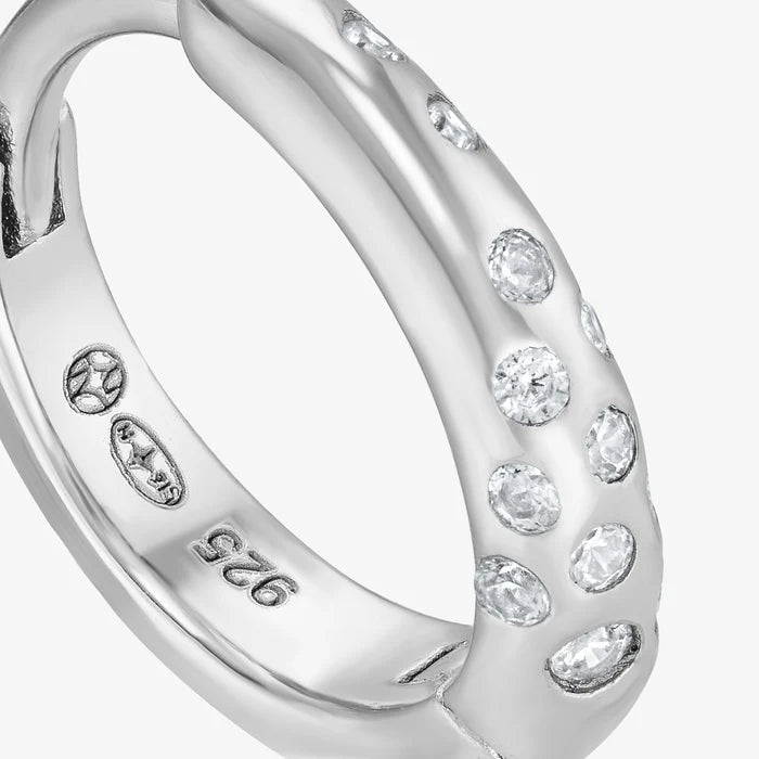 ArcticElegance | Boucles d’Oreilles Subtiles avec Éclat Glacé